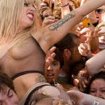 Crowd Surfing cu Lady Gaga