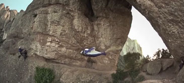 Wingsuit flying printr-un munte