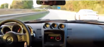 Un Nissan se intrecea cu un Porsche pe autostrada