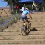 Asa se urca scarile cu bicicleta….