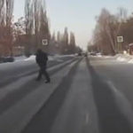 Un rus trecea strada